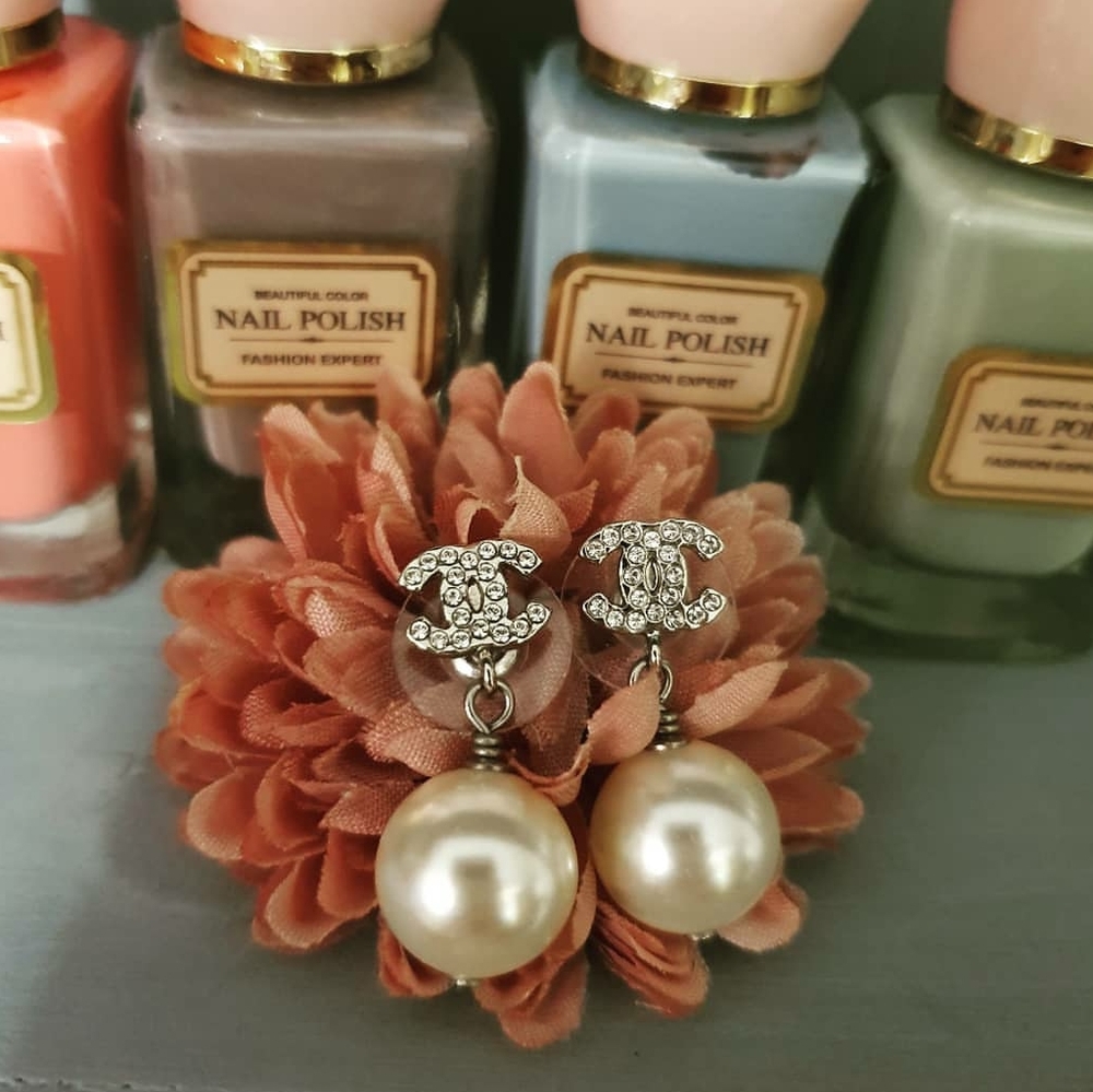 CHANEL Pearl earrings